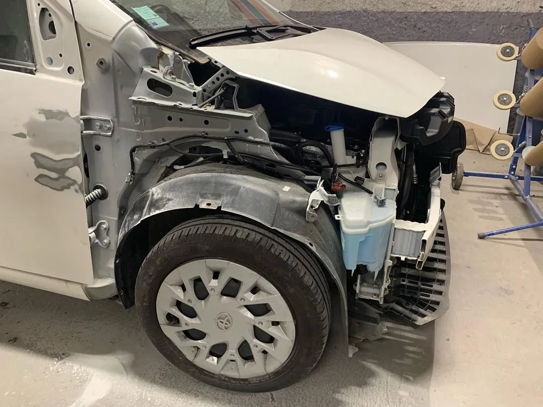 Avant de véhicule démonté pour une réparation de carrosserie