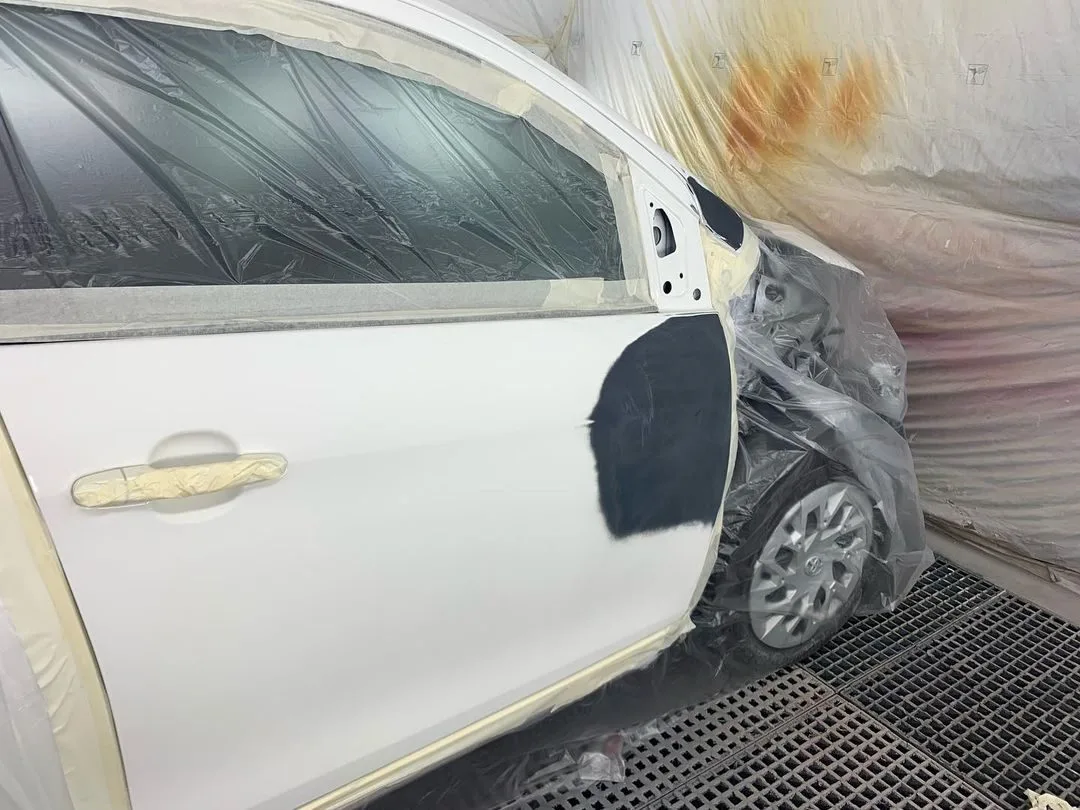 Portière de véhicule blanc en cours de réparation