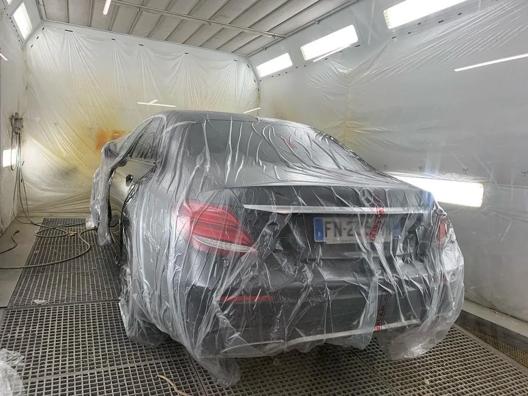 Véhicule préparé pour la peinture dans la cabine