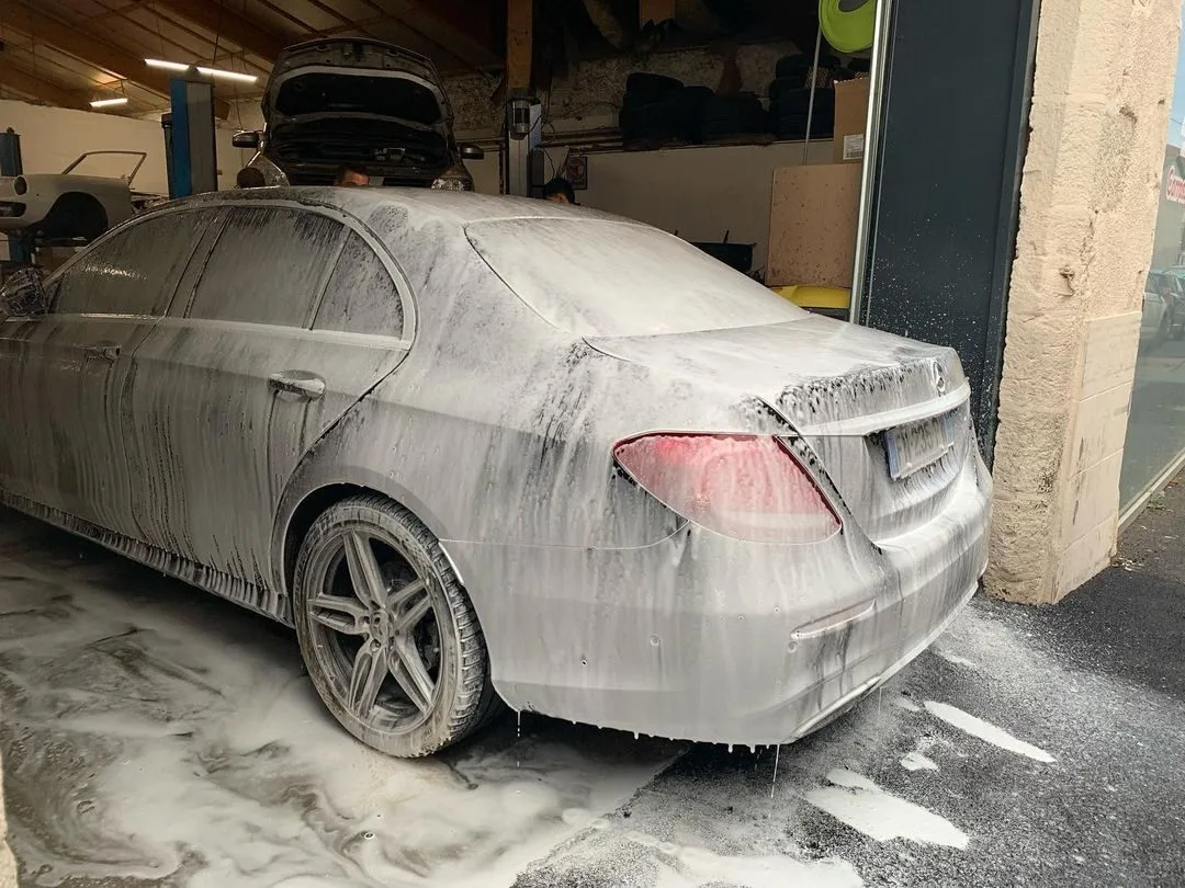 Véhicule recouvert d’apprêt avant la mise en peinture